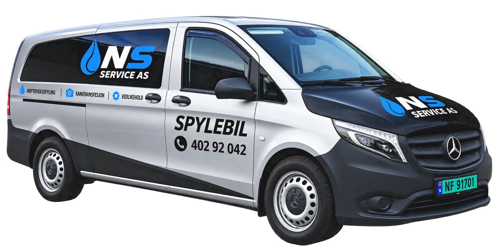 Den hvite og marineblå spylebilen til NS Service, med telefonnummer for spylebil på siden